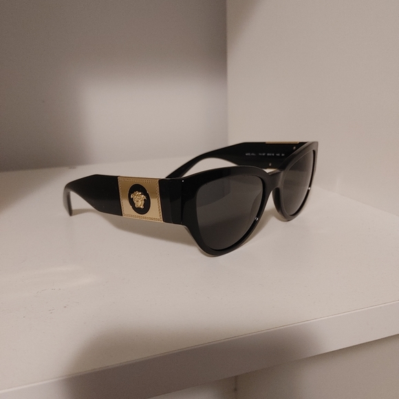 Women's Versace polarized sunglasses. - Picture 1 of 4